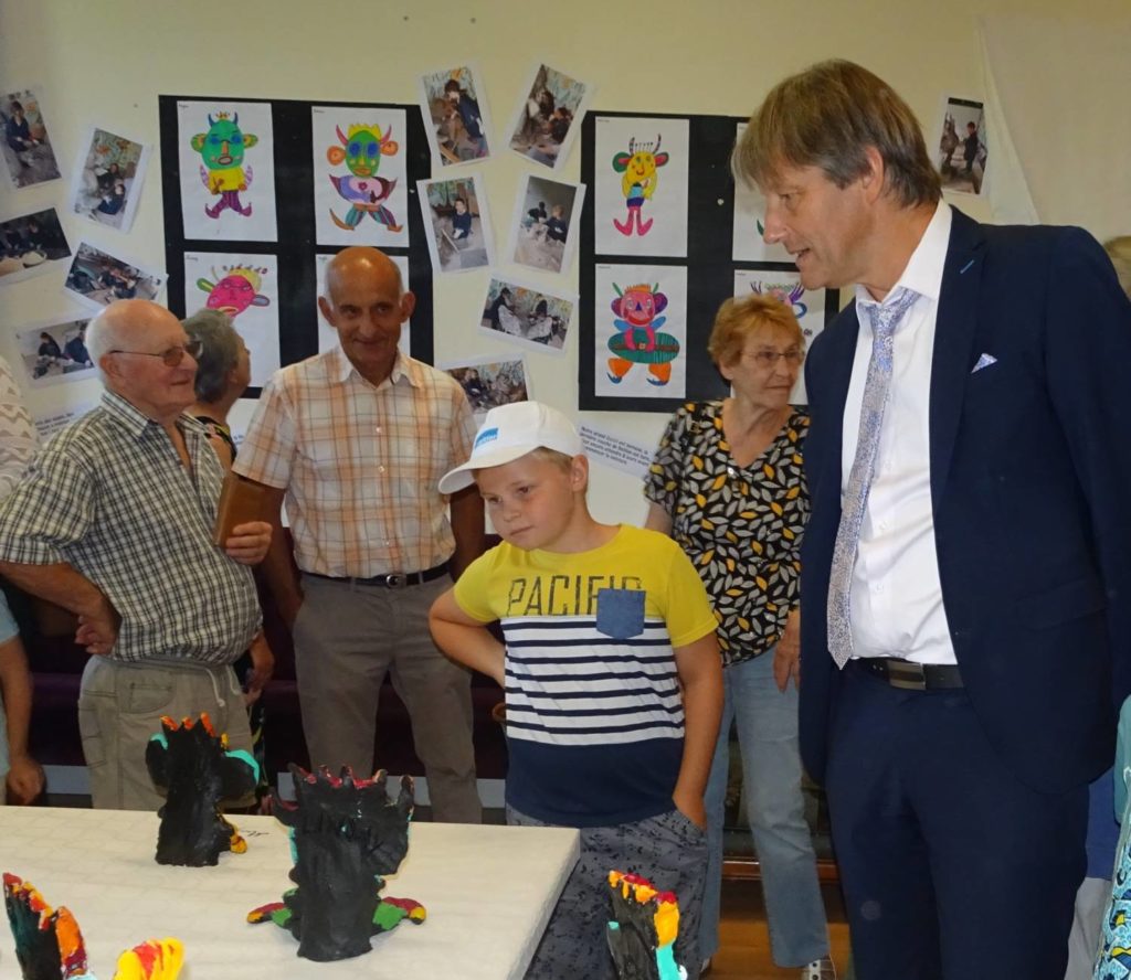 Les écoliers ont guidé les visiteurs. Ici, avec l’Inspecteur de l’Éducation nationale M. Duguet